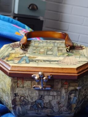 Vintage-Inspired Women’s Handbag in Amber Brown with Illustrated Print